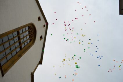 Die Ballons vom 1.Schultag fliegen über die Alpen …