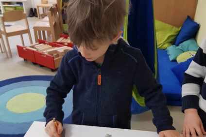 Kindergartenkinder lernen Buchstaben- zumindest annähernd