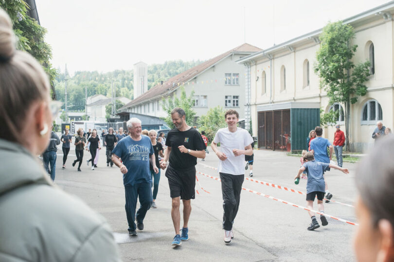 Lockeres Traben der Lehrpersonen am Sponsorenlauf Winterthur