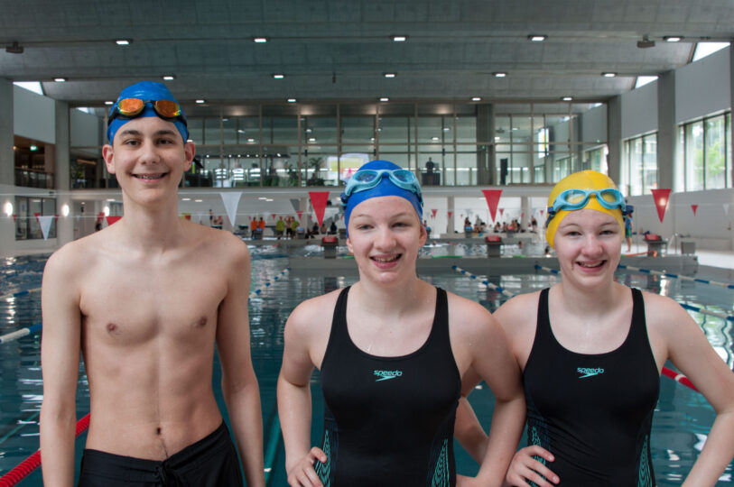 Medaillen im Schwimmen am Sporttag der Sekundarschülerinnen Wetzikon