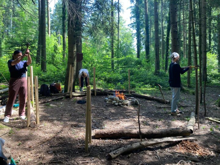 Ein Feuer gehört zum Waldtag