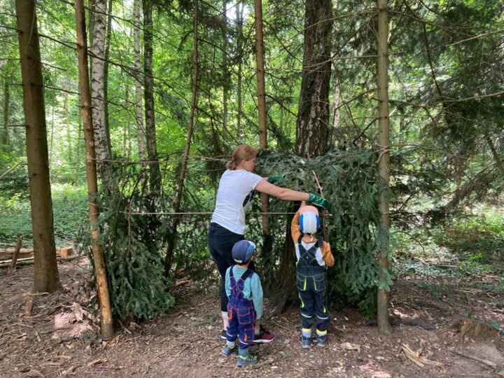 unsere Schülerinnen und Schüler am Waldtag - bereits die Kleinsten sind dabei