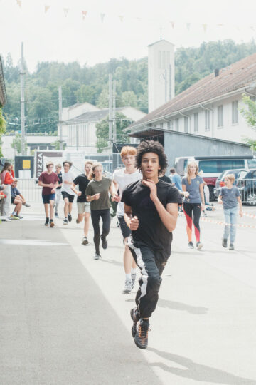 mit grossen Schritten unterwegs am Sponsorenlauf