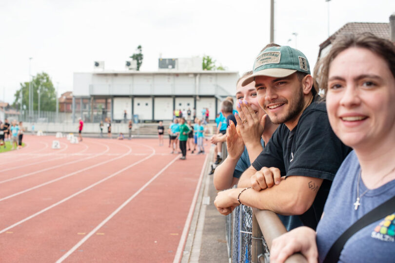 Zuschauerinnen und Zuschauer fiebern mit am Sporttag in Bern
