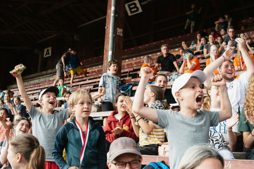 Jaaaah! Anfeuern von der Tribüne am Sporttag in Bern