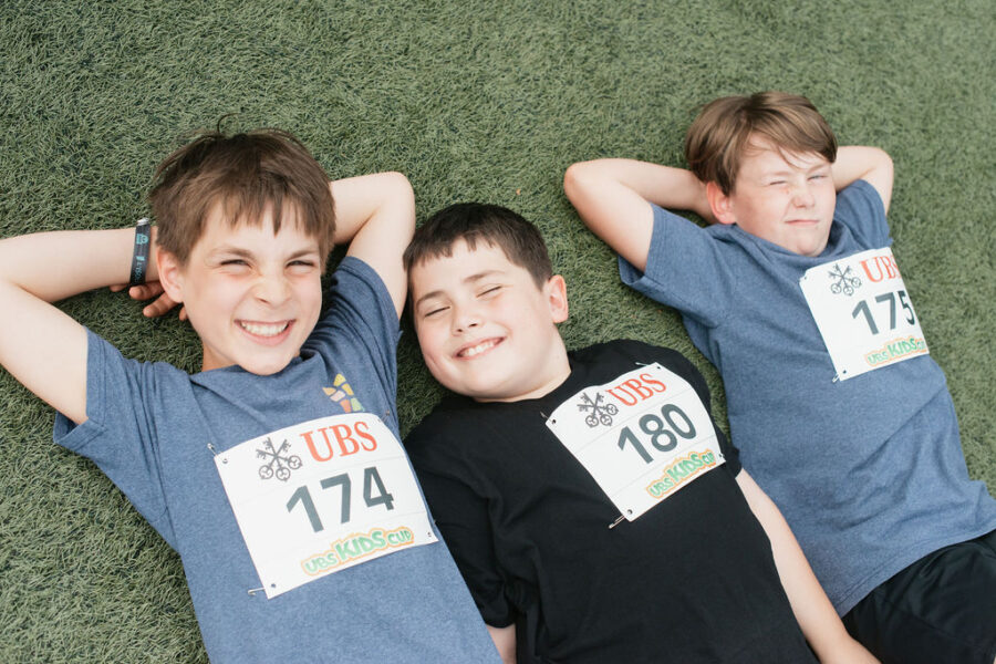 zufrieden in die Sonne blinzeln am Sporttag Bern