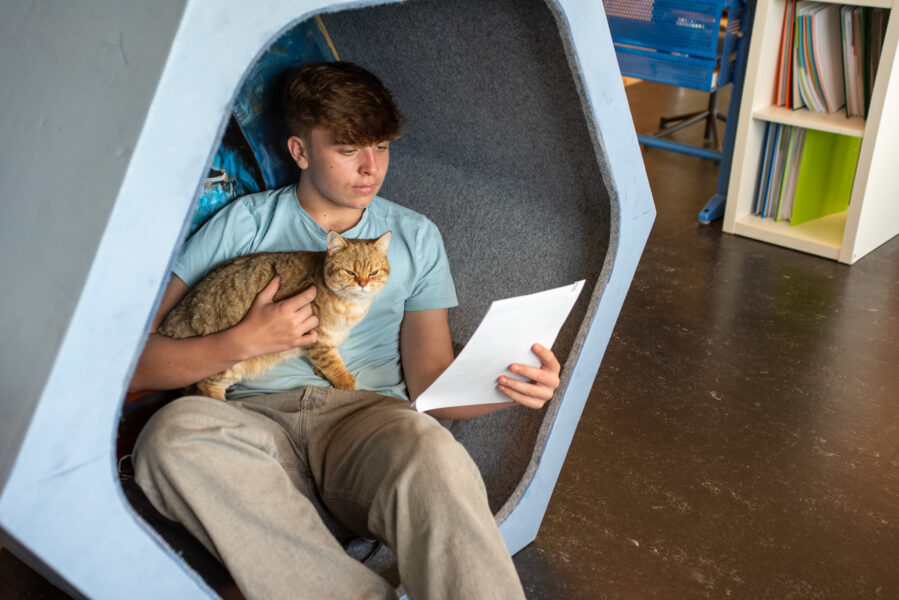 ein Schüler der Sonderpädagogik in der Lernwabe - perfekt für konzentriertes Arbeiten.