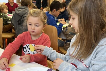 Hand in Hand: Spielgruppen- und Primarschulkinder